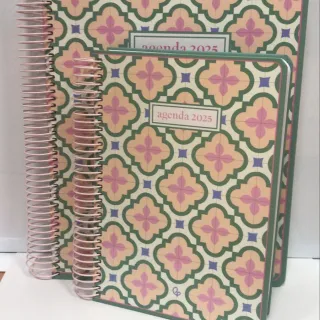 Agenda 2025 con diseño de azulejos, disponible en dos tamaños. Espiral resistente y distribución práctica.